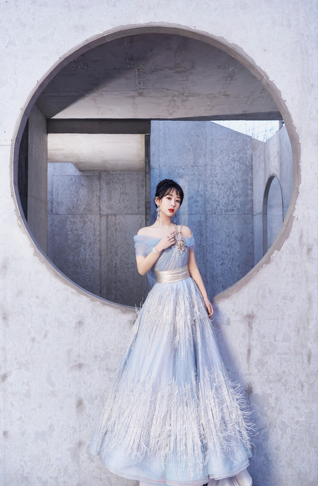 Dương Tử cũng thuộc dàn mỹ nhân xinh đẹp trong chiếc đầm dạ hội lông vũ. Tuy nhiên, nữ diễn viên 