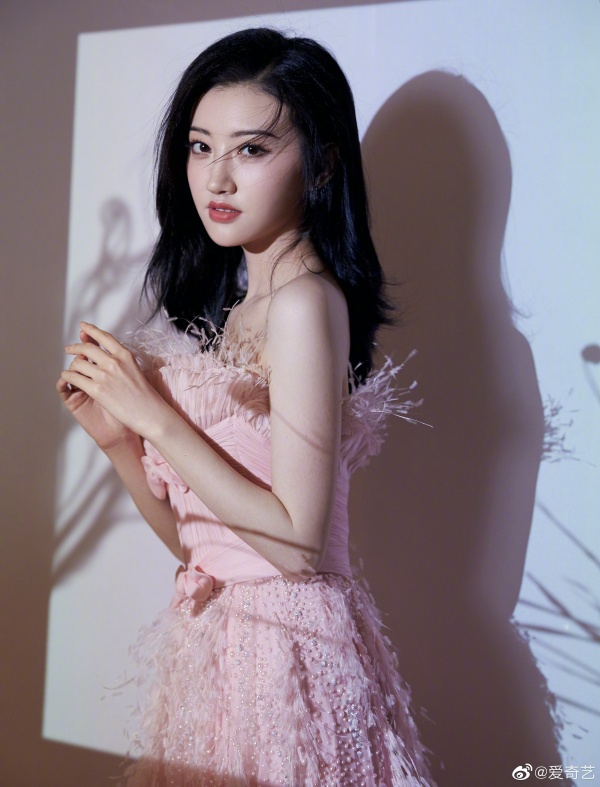 Cảnh Điềm không hổ là đệ nhất mỹ nhân Bắc Kinh khi sở hữu nhan sắc cực phẩm. Với làn da trắng sáng cùng gương mặt đẹp đến mê hồn, Cảnh Điềm trong chiếc váy dạ hội lông vũ càng khiến người hâm mộ không thể rời mắt.