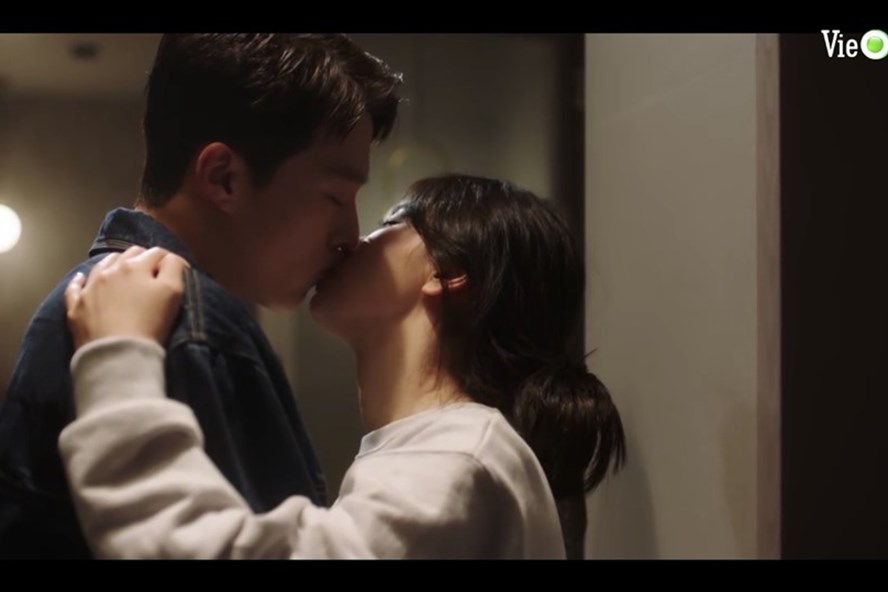 Bị chỉ trích thậm tệ, Song Hye Kyo vẫn liên tục để lộ cảnh hôn nóng bỏng với tình trẻ 4