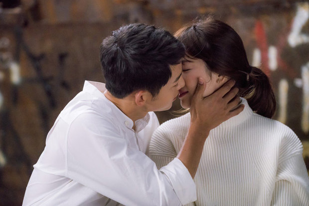 Bị chỉ trích thậm tệ, Song Hye Kyo vẫn liên tục để lộ cảnh hôn nóng bỏng với tình trẻ 6