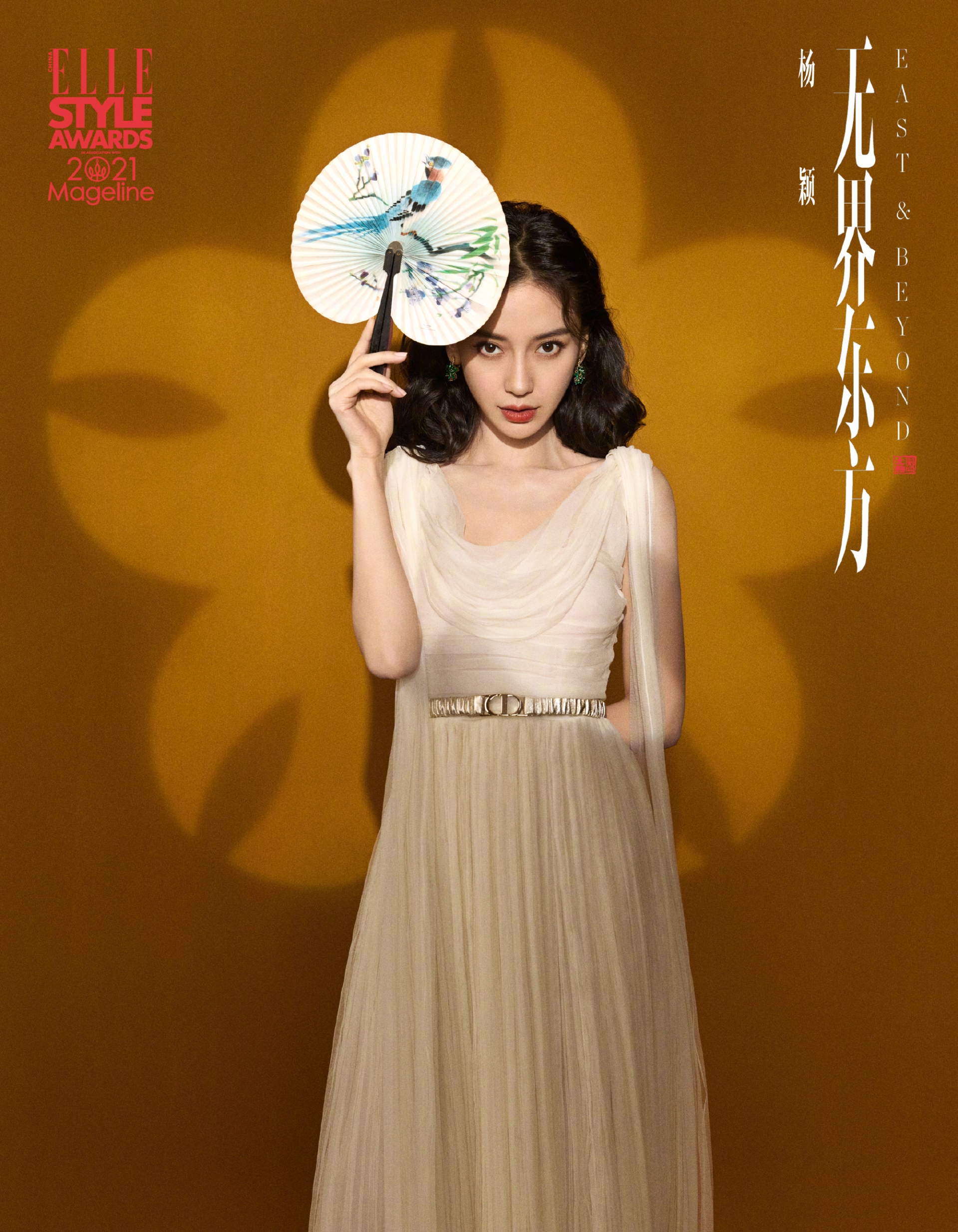 Angela Baby như một nàng tiểu thư quý tộc, nhẹ nhàng, sang chảnh khi tạo dáng trên poster của ELLE.