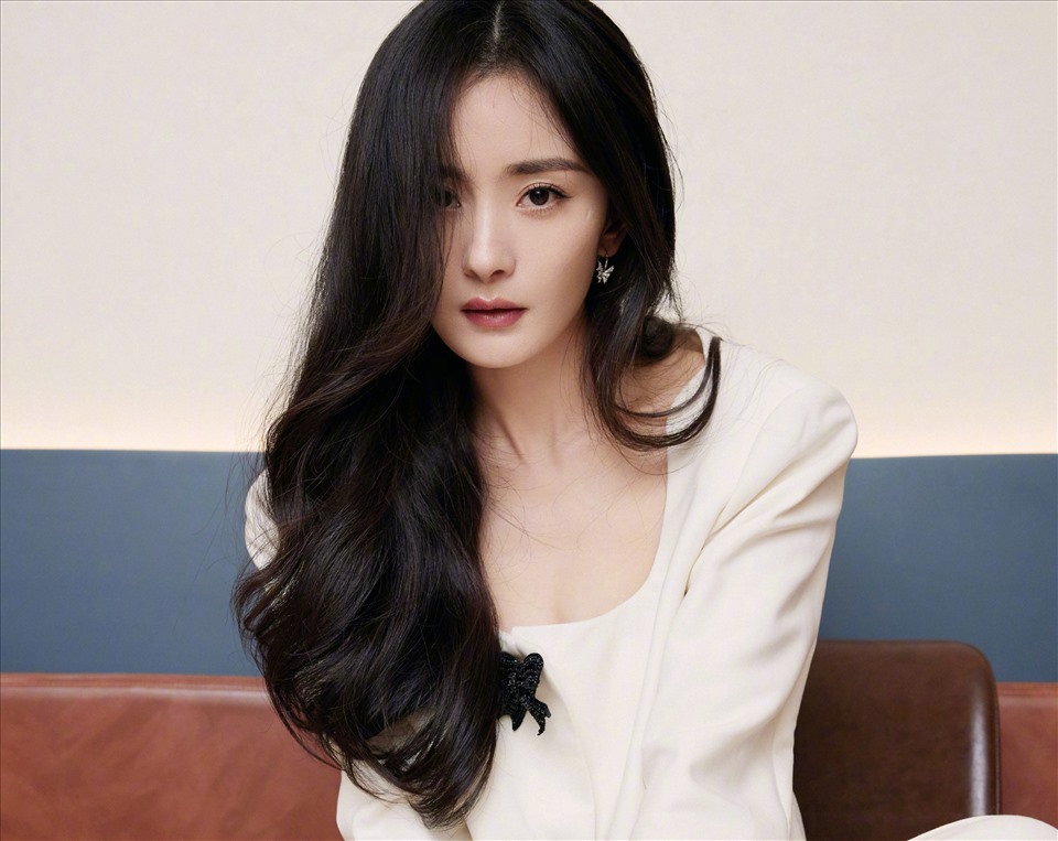 Triệu Lệ Dĩnh, Địch Lệ Nhiệt Ba và dàn sao Cbiz 'ê mặt' khi bị gọi nhầm tên trong sự kiện lớn - Ảnh 1 Triệu Lệ Dĩnh, Địch Lệ Nhiệt Ba và dàn sao Cbiz 'ê mặt' khi bị gọi nhầm tên trong sự kiện lớn - Ảnh 1