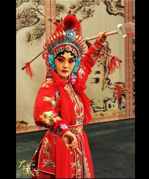 Từ Hy Viên vốn được biết đến là mỹ nhân bánh bèo. Thế nhưng, khi hóa thân vào diễn viên kinh kịch, các động tác nâng đao đến ánh mắt sắc bén như một diễn viên chuyên nghiệp khiến nhiều người khá bất ngờ.