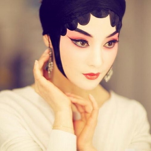 Tưởng Cần Cần không bao giờ khiến người hâm mộ thất vọng đúng chuẩn mỹ nhân quốc sắc thiên hương của Cbiz. Dù không còn hoạt động nhiều như trước nhưng những tạo hình kinh điển trong đó có tạo hình kinh kịch phơi bày hết ngũ quan hoàn mỹ gây ấn tượng mãi không bao giờ quên trong lòng khán giả.