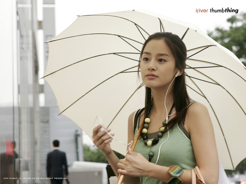 Chắc chắn người hâm mộ cũng khó quên được hình ảnh Kim Tae Hee cầm dù đi dạo trên phố thời còn trẻ. Nhan sắc xinh đẹp đến giờ vẫn là một trong những khoảnh khắc để đời của cô nàng.