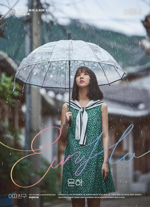 Eun Ha (G-Friend) cũng gây thương nhớ với khung cảnh cầm ô đứng dưới cơn mưa mùa hè đầy lãng mạn.