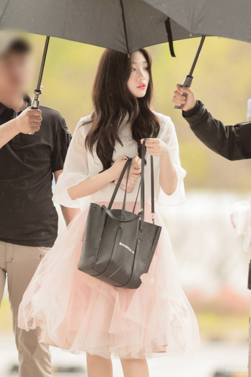 Jung Chae Yeon (DIA) thanh thuần như một nàng tiểu thư quý tộc khi đứng dưới chiếc ô.