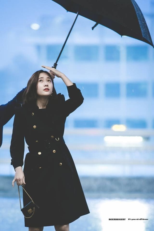 Không thể thiếu Krystal đứng dưới ô trong trời mưa. Nhan sắc xinh đẹp cùng khí chất kiêu sa như quý cô giàu có khiến dân tình say đắm.