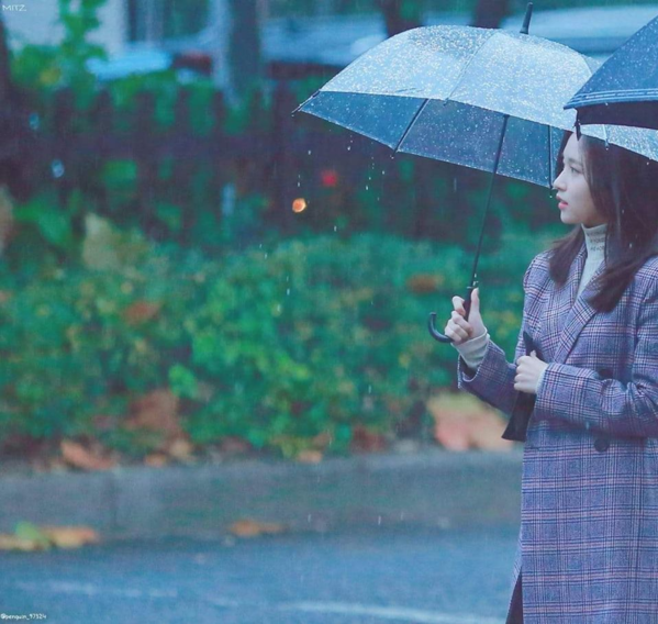 Hình ảnh của Mina cầm ô dưới trời mưa như cổ tích được người hâm mộ xuýt xoa và cho rằng đây mới 