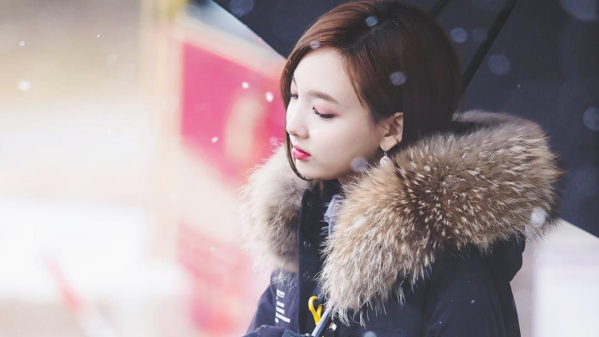 Một khắc trầm tư suy nghĩ của Na Yeon (Twice) cũng khiến cho khung cảnh mưa tuyết không còn hơi thở của giá lạnh.
