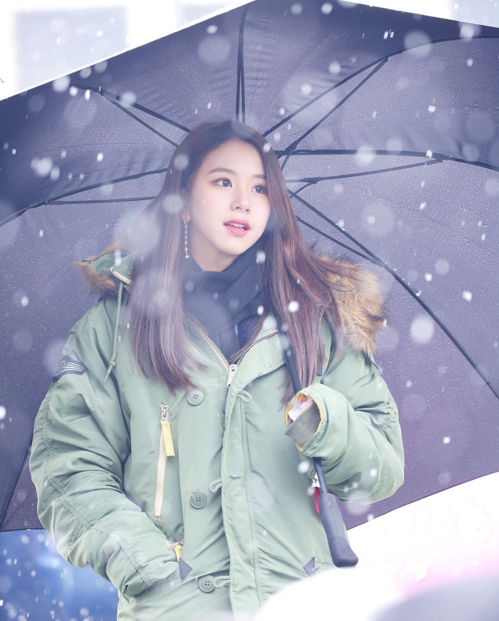 Dưới cơn mưa tuyết đầu mùa của Seoul, em út Chae Young (Twice) làm bừng sáng cả khung hình với nhan sắc trong sáng khi đứng dưới ô.
