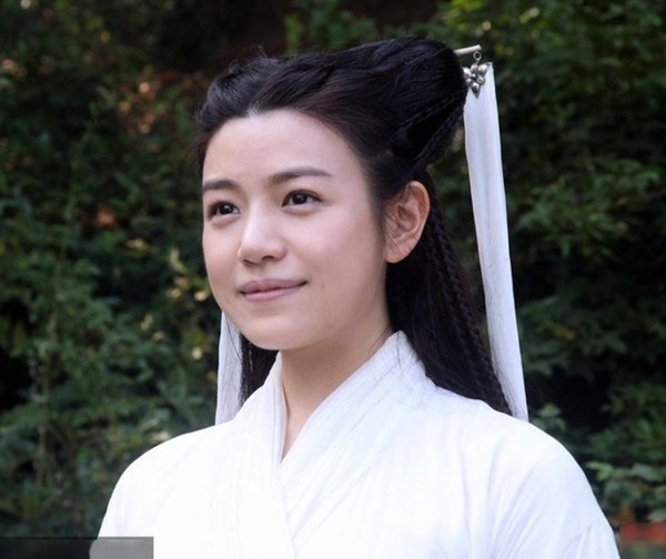 Có lẽ không ai thảm họa hơn tạo hình nhân vật Trần Nghiên Hy. Cũng sử dụng lụa làm trang sức, Trần Nghiên Hy nhận nhiều lời chê bai về tạo hình 'Tiểu Long Nữ' và bị cộng đồng mạng “xỉu ngang” vì bị stylist dìm với style “đùi gà” độc, lạ.