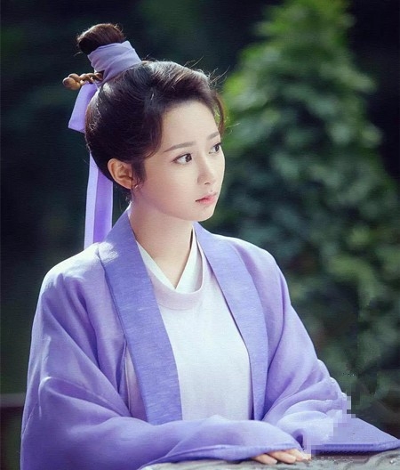 Dương Tử cũng gây thương nhớ khi giả trai trên màn ảnh trong 'Hương mật tựa khói sương'. Khoảnh khắc nữ diễn viên dùng dải lụa tím thắt trên mái tóc khiến khán giả xuýt xoa với nhan sắc 'Tiểu tiên nam” của màn ảnh Cbiz.