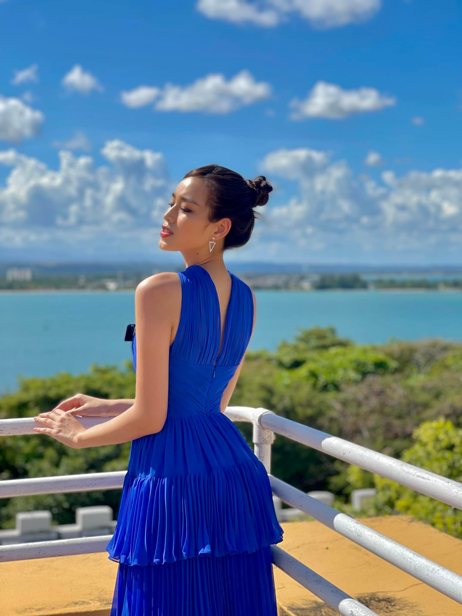 Nàng Hậu không ngại khoe góc nghiêng thần thánh sắc nét của mình. Nàng Hậu không ngại khoe góc nghiêng thần thánh sắc nét của mình.
