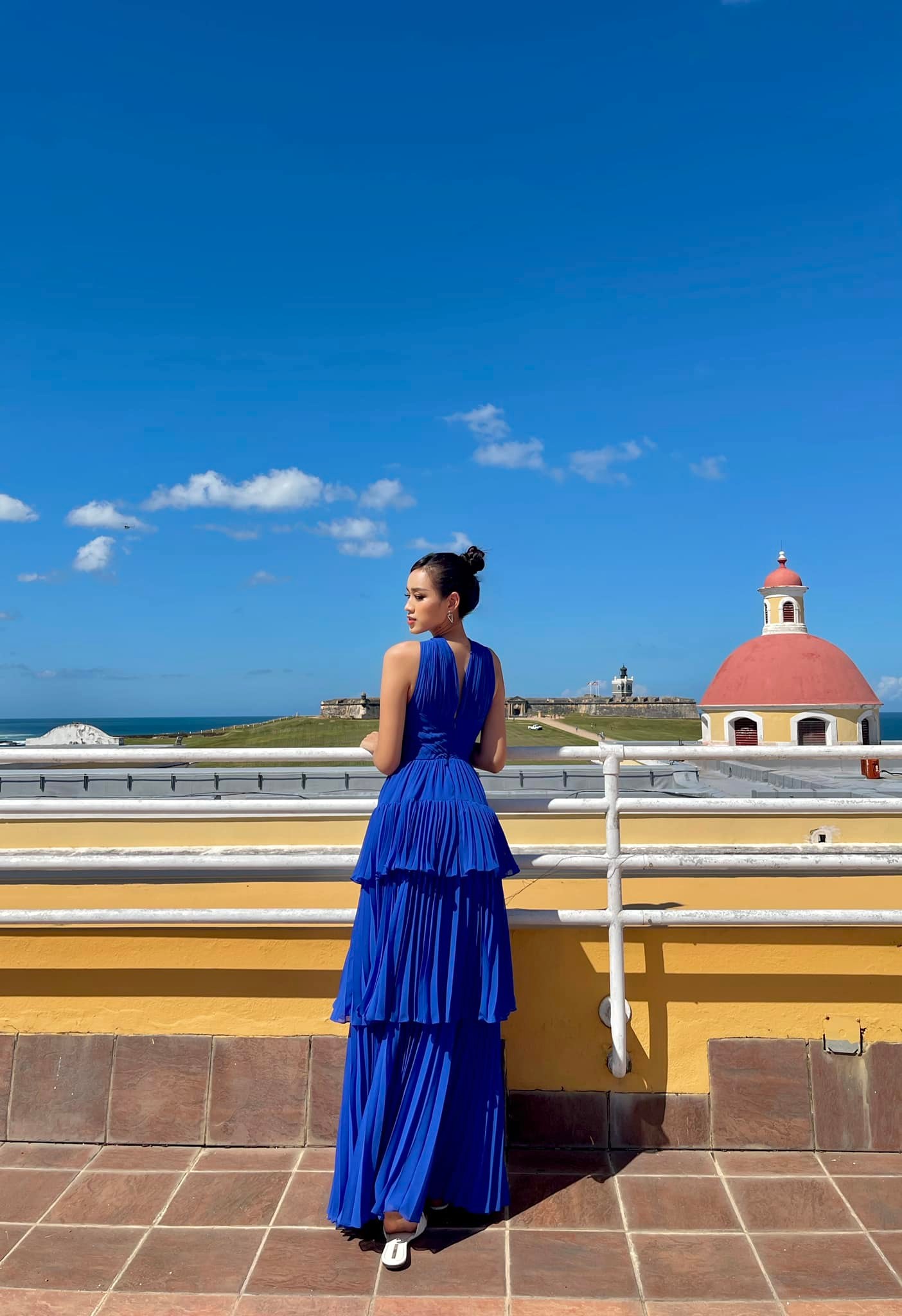Đỗ Thị Hà khoe vẻ đẹp thanh xuân rực rỡ dưới cái nắng của Puerto Rico - Ảnh 1