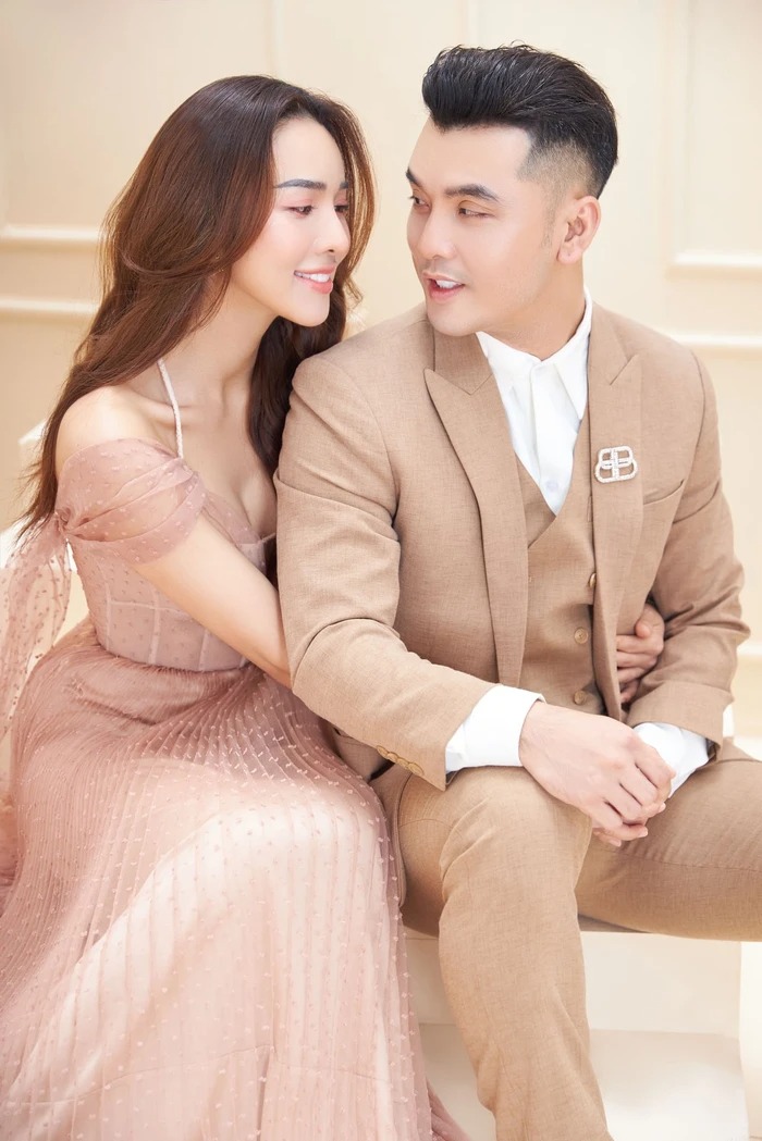 Hình ảnh Ưng Hoàng Phúc tình cảm bên bà xã Kim Cương. Ảnh FBNV Hình ảnh Ưng Hoàng Phúc tình cảm bên bà xã Kim Cương. Ảnh FBNV