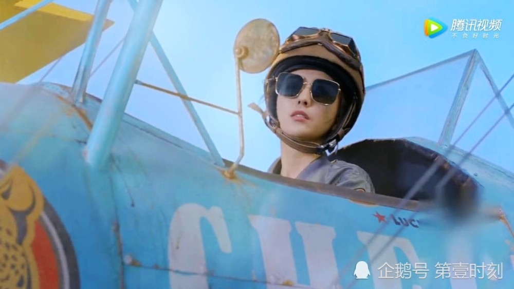 Đồng Lệ Á cũng không làm người hâm mộ thất vọng khi hóa thân vào nữ phi công xinh đẹp, tài ba trên màn ảnh.