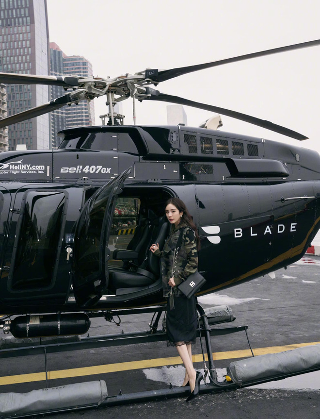 Dương Mịch cũng là một trong những sao nữ gây ấn tượng khi tạo dáng bên chiếc trực thăng. Khí chất sang chảnh của 