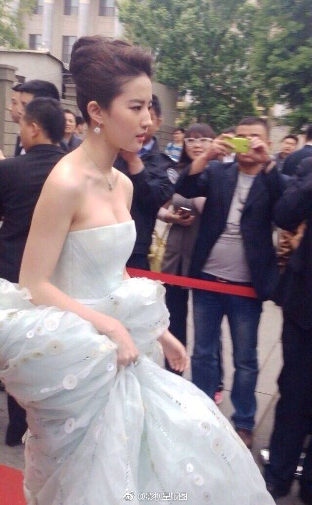 Lưu Diệc Phi dù hơi căng thẳng nhưng không hổ là 'thần tiên tỷ tỷ' khi sở hữu nhan sắc xinh đẹp đẹp đến siêu thực khiến người hâm mộ xuýt xoa.