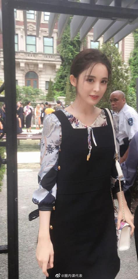 Cổ Lực Na Trát không làm người hâm mộ thất vọng với nhan sắc xinh đẹp của mình. Dù có bị chụp lén nhưng mỹ nhân Tân Cương vẫn đẹp đến xuất thần.