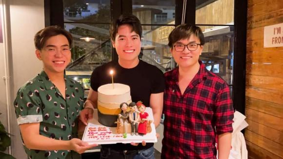 Lần hiếm hoi lộ ảnh thân mật của MC Đại Nghĩa và bạn trai tin đồn Võ Tấn Phát trong ngày sinh nhật 2