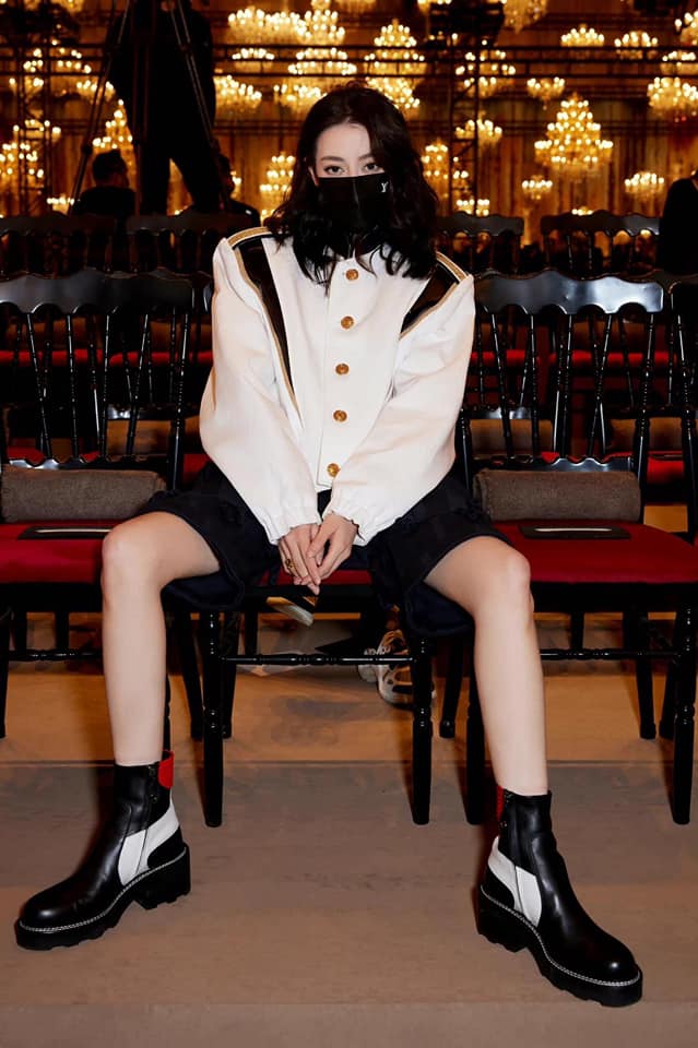 Sau những hình ảnh công chúa dịu dàng thì mỹ nhân Tân Cương cũng có lúc vô cùng 'man-lỳ' trong trang phục hải quân cứng rắn. Đặc biệt, tư thế ngồi dạng chân của Địch Lệ Nhiệt Ba khiến dân tình choáng váng.