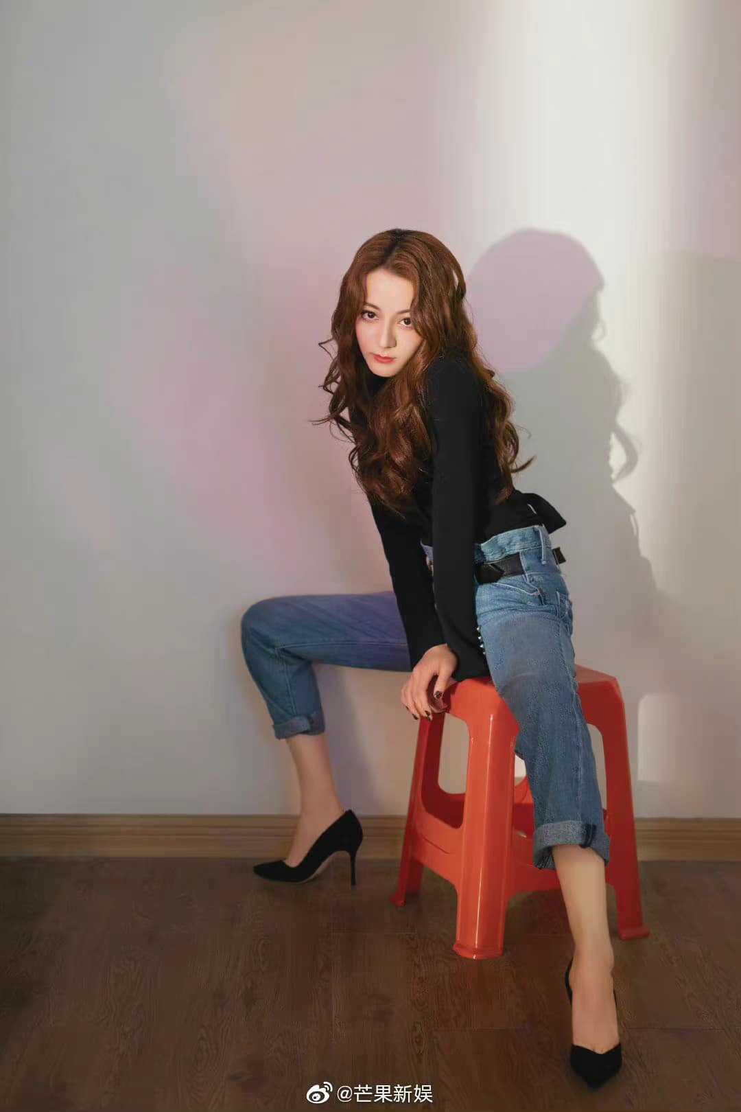 Địch Lệ Nhiệt Ba: Mỹ nữ xinh đẹp như tiên tử nhưng dáng ngồi lại nam tính, bá đạo không kém các soái ca - Ảnh 3