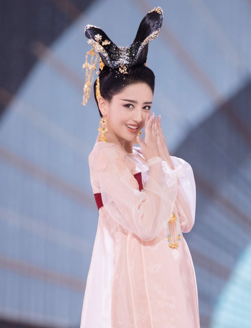 Nhắc đến mỹ nhân gây ấn tượng với màn múa truyền thống Trung Quốc trên phim cổ trang thì không thể không nhắc đến Đồng Lệ Á. Sở hữu nhan sắc quyến rũ, đôi mắt lúng liếng đa tình cùng thân hình dẻo dai, lả lướt, Đồng Lệ Á như yêu nữ mê hoặc khán giả từ cổ trang cho đến hiện đại.