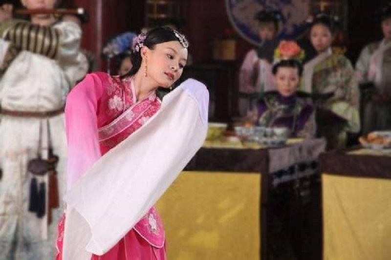 Tôn Lệ cũng tạo nên hình ảnh ấn tượng khó quên với màn múa Kinh Hồng Vũ trong phim 'Chân Hoàn truyện'. Đây cũng là một trong những phân cảnh được đánh giá đẹp nhất của bộ phim khiến khán giả bị mê hoặc.