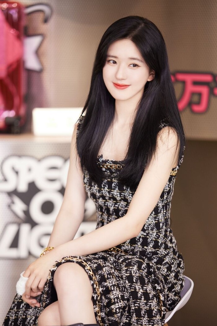 Triệu Lộ Tư vốn là mỹ nhân sở hữu vẻ đẹp ngoài băng thanh, ngọc khiết cùng nụ cười tỏa nắng. Khi để tóc dài, thẳng, 'thánh nữ xuyên không' đẹp đến 'mê đảo chúng sinh'.