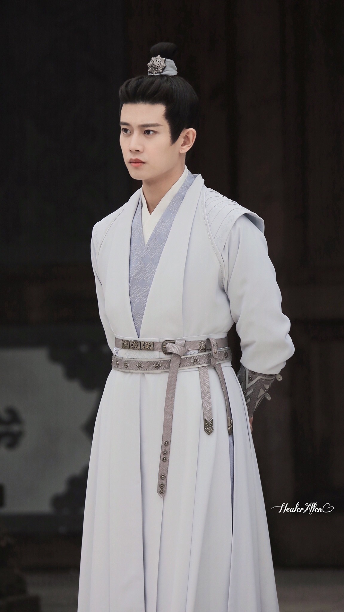 Nhậm Gia Luân vốn sở hữu gương mặt điển trai thêm chút đáng yêu. Mỗi khi diện trang phục cổ trang thì người hâm mộ 'xỉu lên, xỉu xuống' vì khí chất và nhan sắc cực phẩm. Xuất hiện trong phim 'Trường An Như Cố', Nhậm Gia Luân mang đến một hình ảnh của một vị tướng quân điển trai, uy nghi và vô cùng tuấn soái.