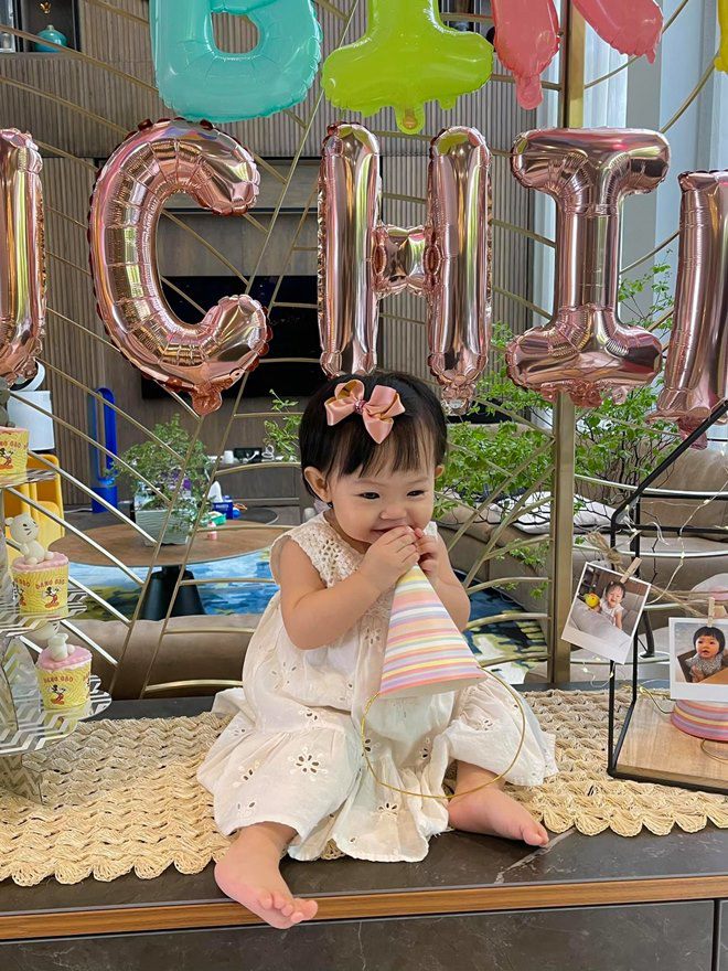 Ái nữ Cường Đô la hơn 1 tuổi đã chăm chỉ lao động kiếm tiền để tiết kiệm, mẹ Đàm Thu Trang chốt 1 câu 'căng đét' - Ảnh 1 Ái nữ Cường Đô la hơn 1 tuổi đã chăm chỉ lao động kiếm tiền để tiết kiệm, mẹ Đàm Thu Trang chốt 1 câu 'căng đét' - Ảnh 1