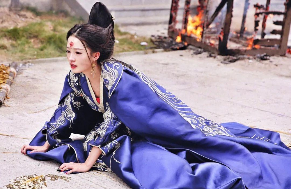 Phân đoạn Lý Thấm trong 'Sở Kiều truyện' khi bị hắc hóa có lẽ khiến khán giả ám ảnh nhất. Bị người mình yêu nhất tuyệt tình ngay ngày đại hôn, Lý Thấm mặc trang phục lộng lẫy nhưng cả người tả tơi, ngã lăn ra đất, ánh mắt đầy vẻ cầu xin khiến khán giả xúc động. Dù nhân vật phụ nhưng vai diễn xuất thần của Lý Thấm đã vượt mặt cả nữ chính Triệu Lệ Dĩnh.