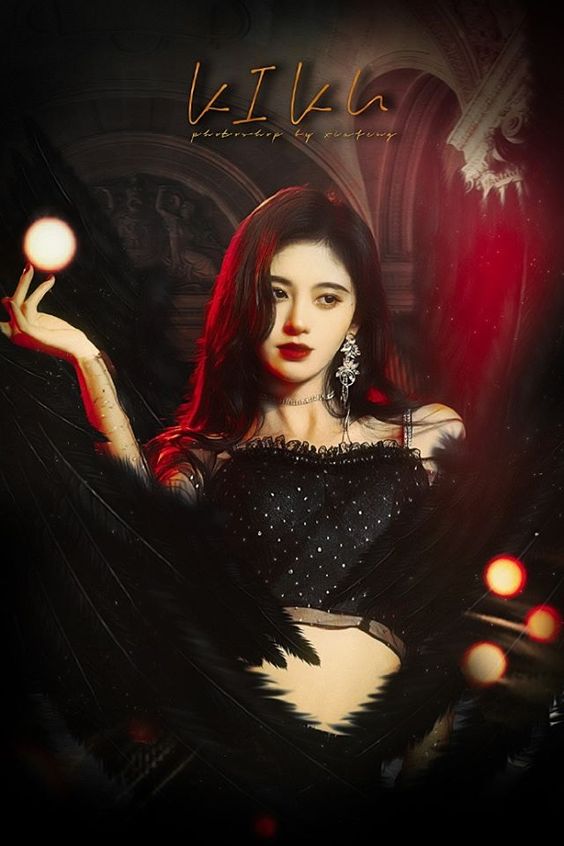 Khác với những hình ảnh ngọt ngào như tiên tử, lần này, mỹ nữ 4000 chọn phong cách hắc ám đầy ma mị. Tạo hình 'mọc cánh' trông nữ diễn viên như con phượng hoàng đen đầy quyền lực.