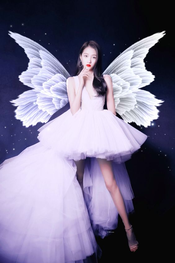 Nhắc đến mỹ nhân có tạo hình 'mọc cánh' thì không thể không kể đến Quan Hiểu Đồng. Diện chiếc đầm bồng bềnh màu trắng cùng đôi cánh cùng màu, trông Quan Hiểu Đồng như nàng tiên ánh sáng xuất hiện xua đi những u ám của bóng đêm.