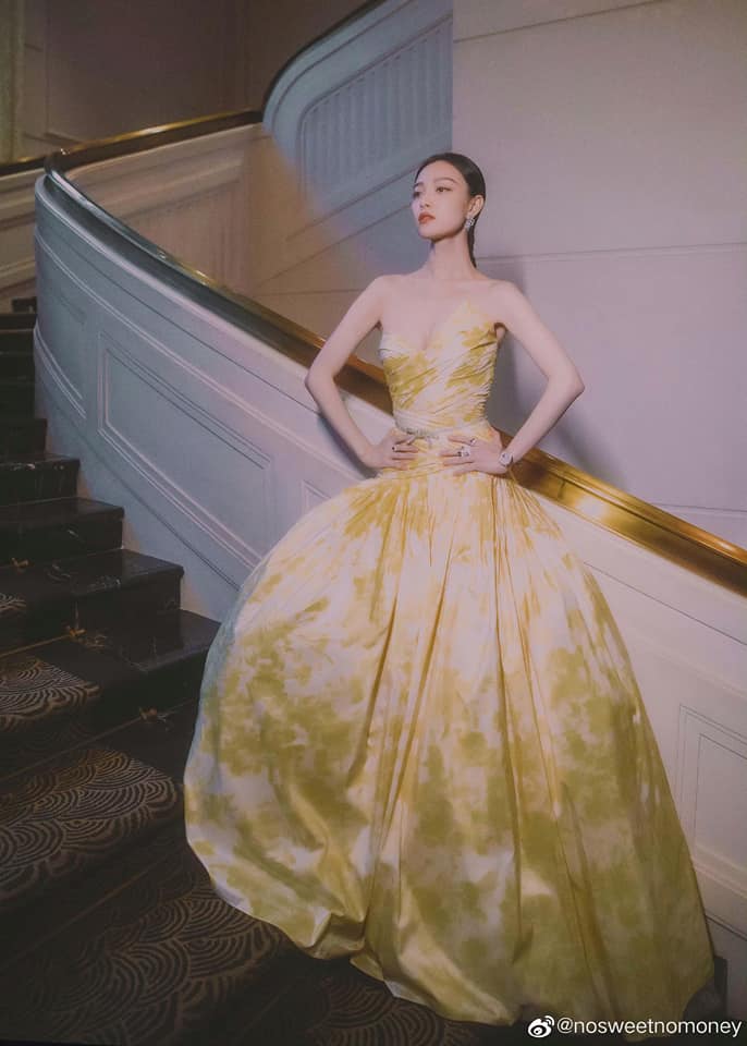 Nghê Ni cũng chưa bao giờ khiến người hâm mộ thất vọng về nhan sắc và khí chất quý tộc của mình. Dù bất kể diện chiếc váy của thương hiệu nào trong đó có Monique Lhuillier thì 'ngọc nữ màn ảnh' cũng khiến dân tình phải ngước nhìn.
