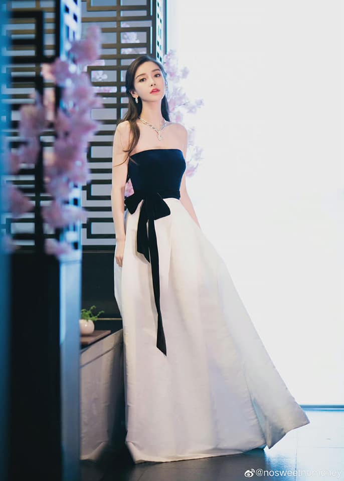 Angela Baby cũng là một trong những mỹ nhân xinh đẹp như công chúa trong bộ váy cúp ngực của thương hiệu Monique Lhuillier. Bà xã Huỳnh Hiểu Minh luôn khiến dân tình 'xỉu lên xỉu xuống' vì khí chất kiêu sa, sang chảnh như nàng công chúa.