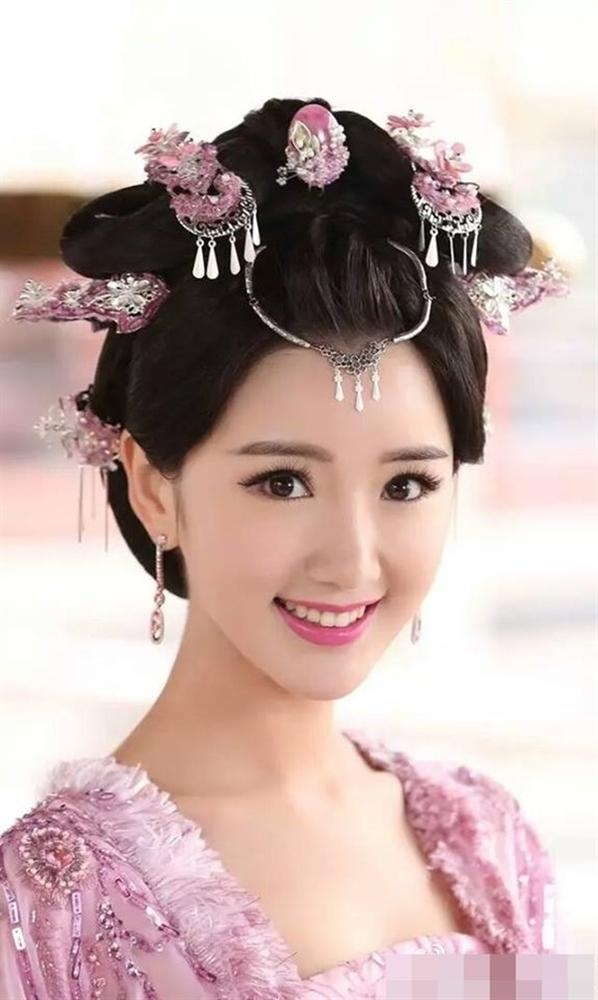 Nhìn nụ cười ngọt ngào, trong trẻo của Mao Hiểu Đồng thì chắc chắn nhiều người sẽ nghĩ cô nàng vào vai công chúa, tiểu thư nào đó. Thế nhưng thực chất đây chính là vai phản diện 'sói đột lốt cừu' trong Cẩm Tú Vị Ương.