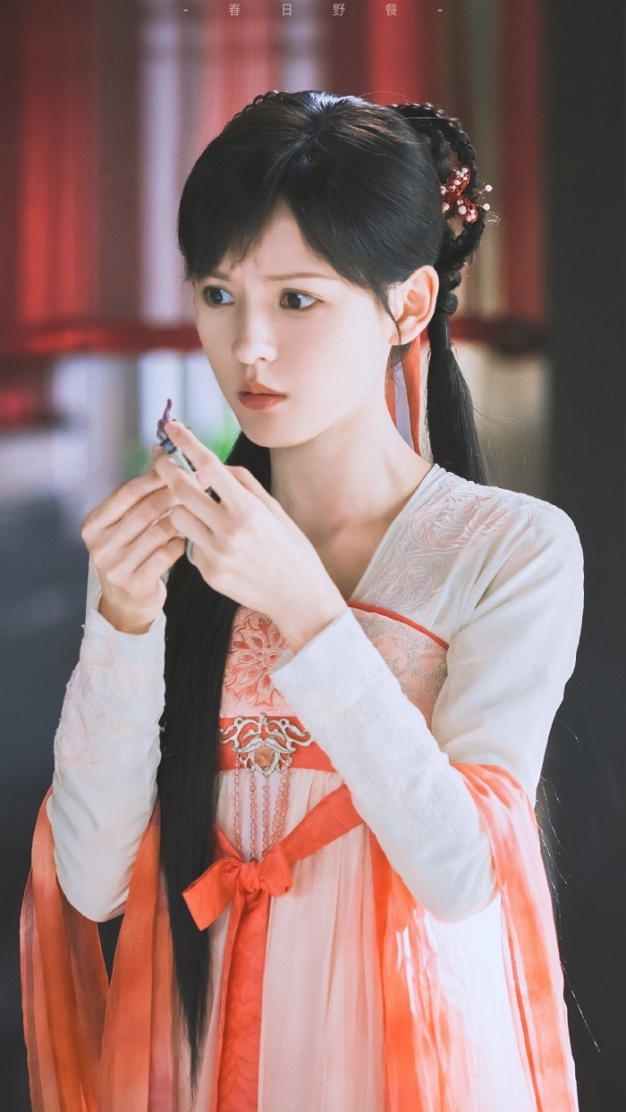 Chỉ đóng vai phụ trong phim Lưu Ly nhưng Trương Dư Hi đúng chuẩn búp bê màn ảnh Hoa ngữ khi làm nổi bật nhan sắc trẻ trung, xinh đẹp với bộ trang phục đời Đường.