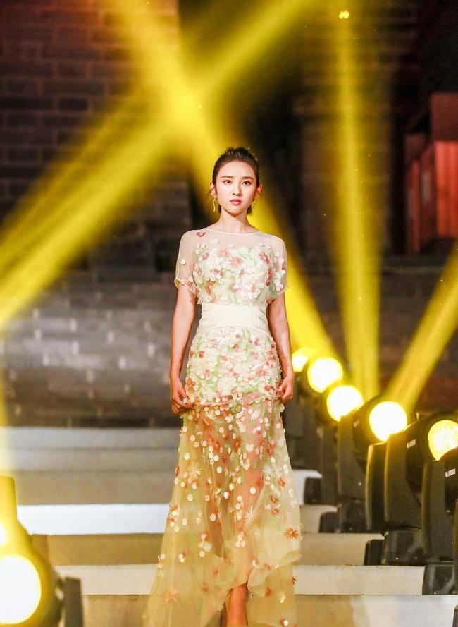 Không thể không nhắc đến Đường Nghệ Hân khi đọ sắc với dàn mỹ nhân khi sải bước trên sàn catwalk. Dù không phải người mẫu chuyên nghiệp nhưng phong thái của nữ diễn viên khiến nhiều người phải ghen tỵ.