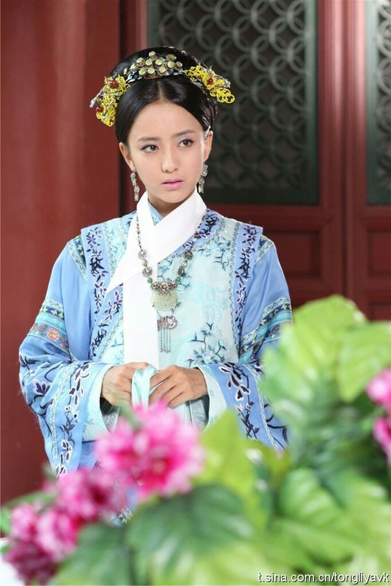 Cũng là một trong những mỹ nhân diện trang phục thời nhà Thanh thế nhưng Đồng Lệ Á lại bị chê tơi tả. Vốn là mỹ nhân Tân Cương xinh đẹp, Đồng Lệ Á không hiểu có thù oán gì với stylist mà kiểu trang điểm của cô nhợt nhạt, kém sắc đến khó tả.