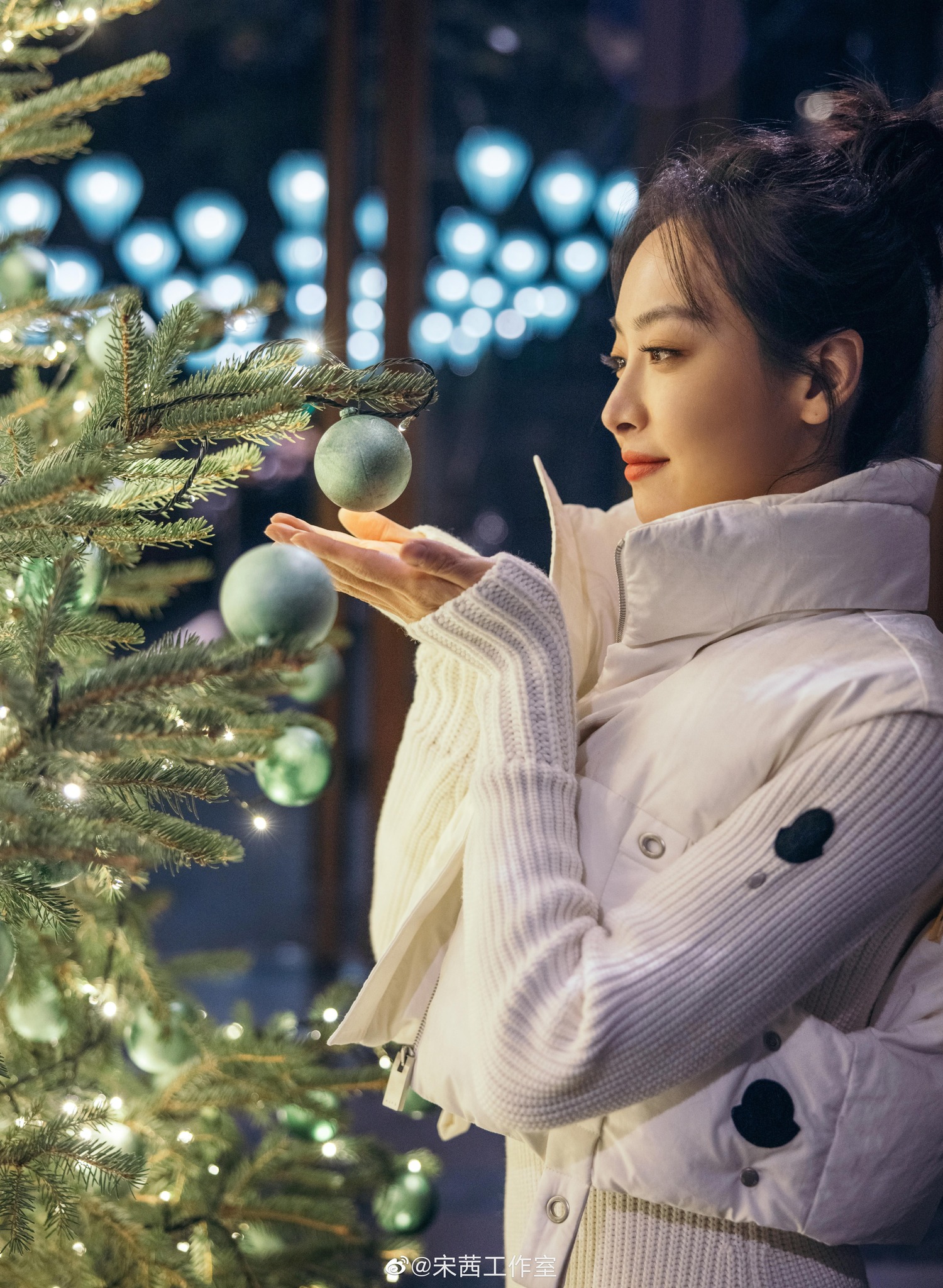 Nhắc đến dàn mỹ nhân xinh đẹp trong đêm Giáng sinh thì không thể thiếu được Tống Thiến. Với góc nghiêng thần thánh, Tống Thiến nhận được nhiều lời khen của người hâm mộ.