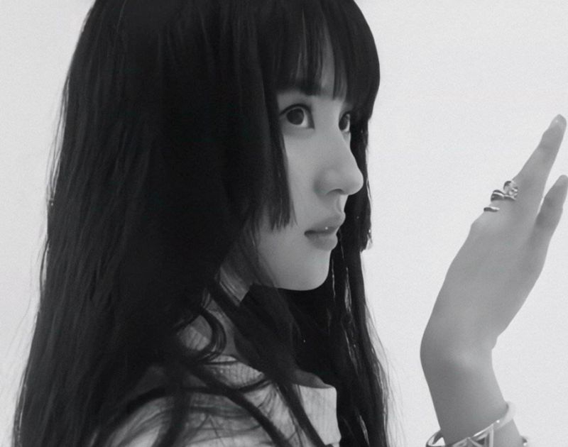 Lưu Diệc Phi cũng từng phá cách khỏi hình tượng 'thần tiên tỷ tỷ' mà thử sức với kiểu tóc Hime đặc biệt. Với tạo hình mới lạ này, nữ diễn viên bớt đi phần 'tiên khí' nhưng lại thêm vẻ lạnh lùng đầy cuốn hút.