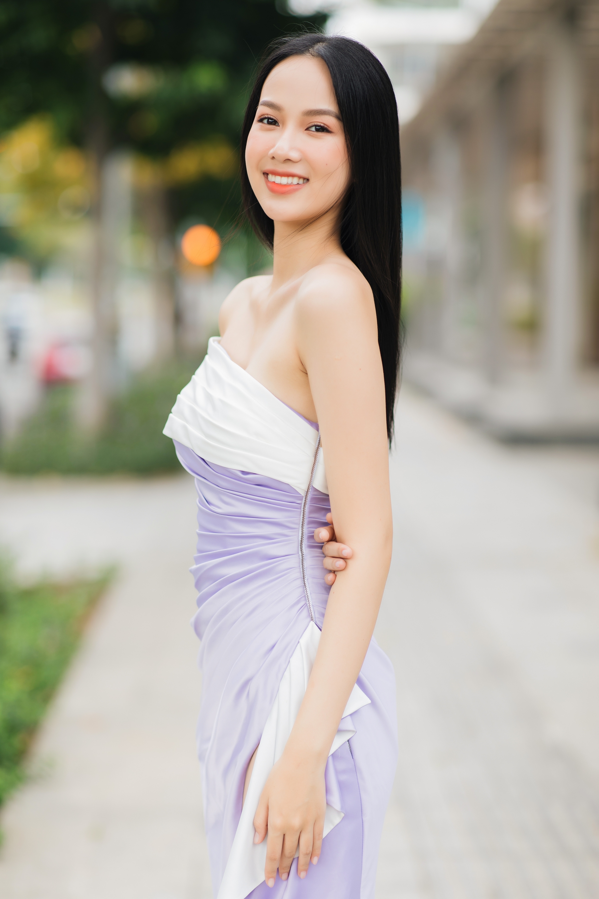 Chân dài từng thi ‘Hoa hậu Việt Nam’ tỏ thái độ khó chịu khi bị đồn là cặp kè đại gia đã có vợ 1