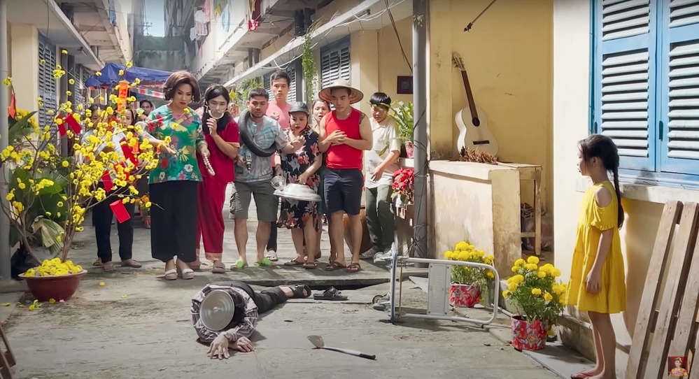 Trấn Thành đóng cảnh lộn nhào trong phim mới. Ảnh cắt từ kênh Youtube Trấn Thành