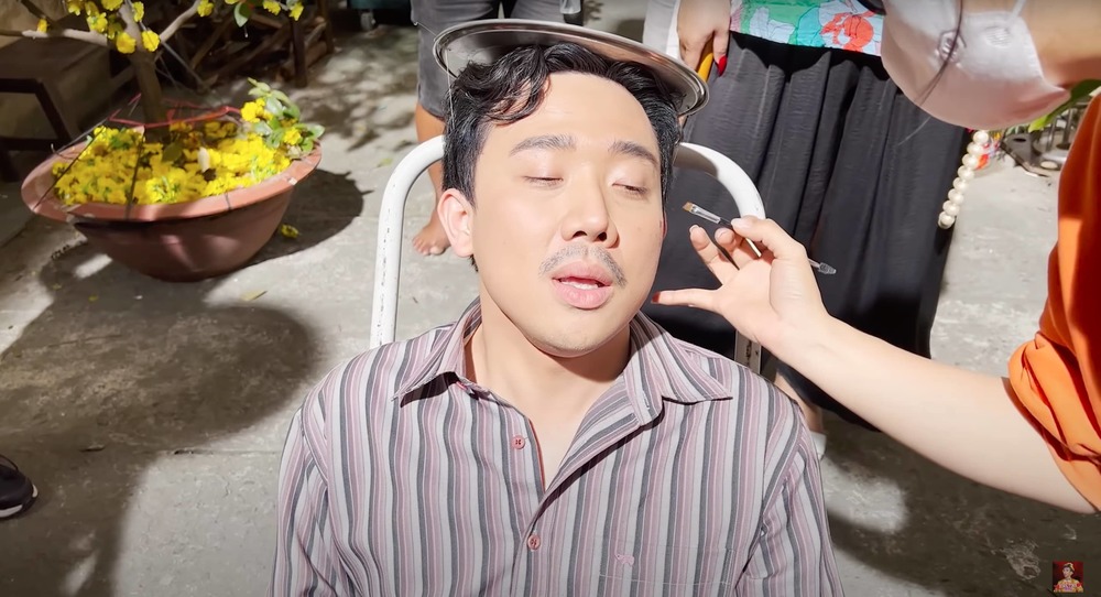 Trấn Thành vẫn bình thản trả lời phỏng vấn trước sự hoang mang của mọi người vì cú lộn nhào. Ảnh cắt từ video