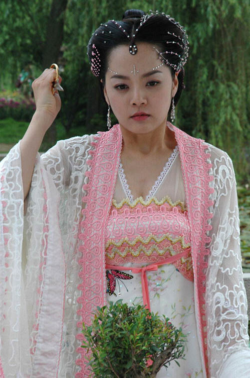 Ngoài những mỹ nhân xứ Trung thì không thể không nhắc đến một cô gái đến từ xứ sở kim chi là Chae Rim. Sở hữu vẻ ngoài đầy nữ tính và dịu dàng, Chae Rim rất phù hợp với dòng phim cổ trang Hoa ngữ. Đặc biệt, cô nàng cũng lựa chọn phong cách tạo hình sao trời trong phim 'Túy đả kim chi' gây thương nhớ.