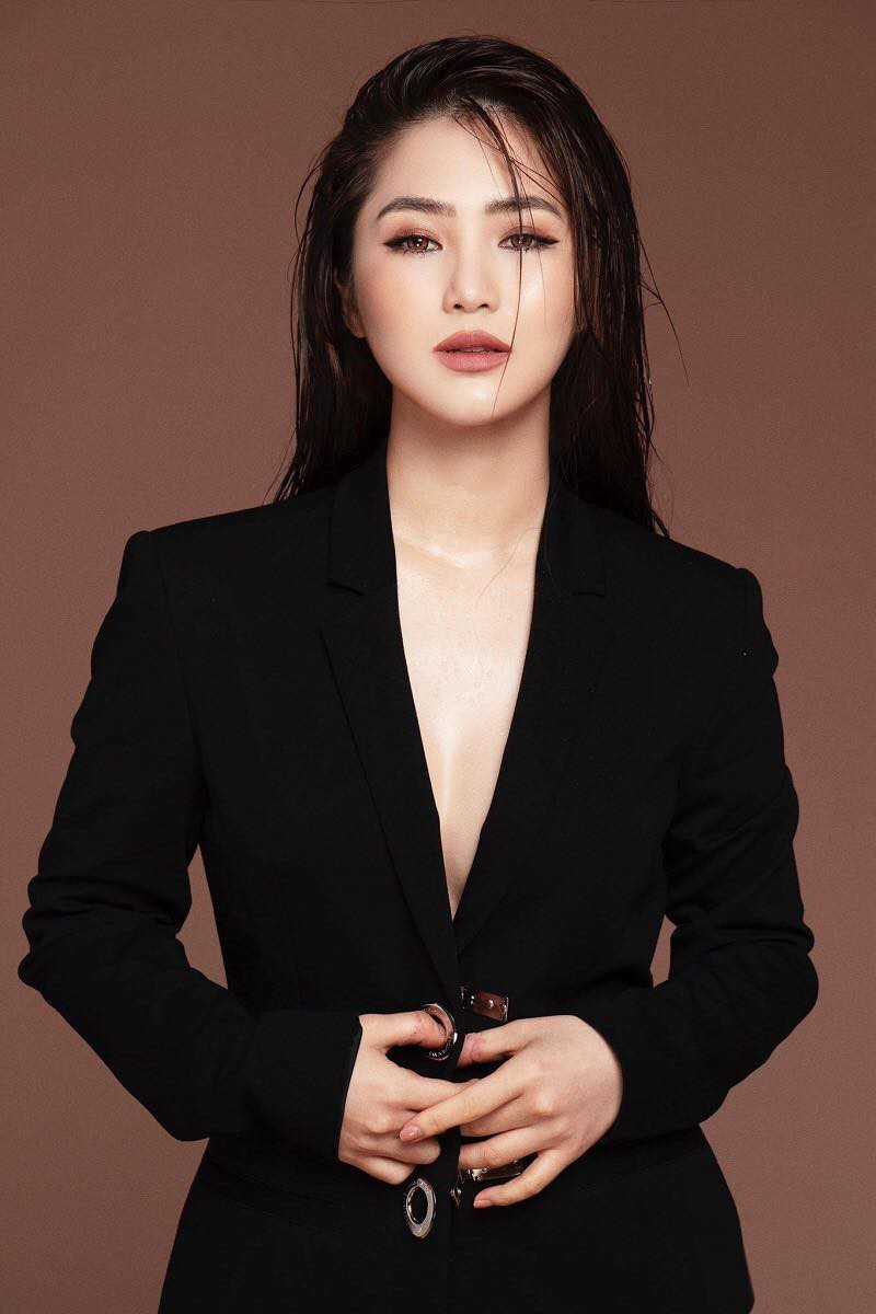 Hương Tràm cũng ngưng hoạt động để sang Mỹ du học. Ảnh FBNV