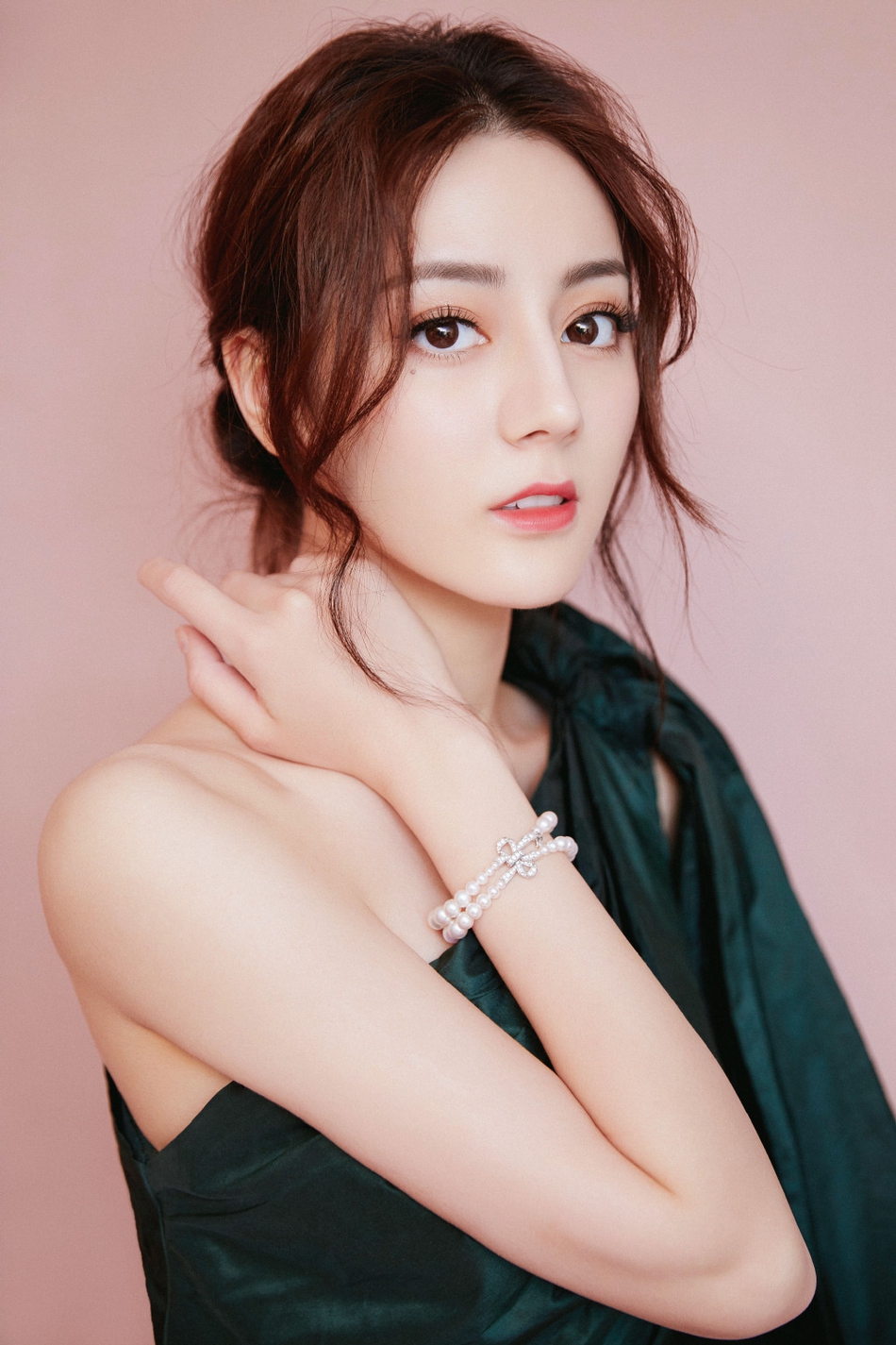 Địch Lệ Nhiệt Ba được biết đến là mỹ nhân xinh đẹp của showbiz Hoa ngữ.