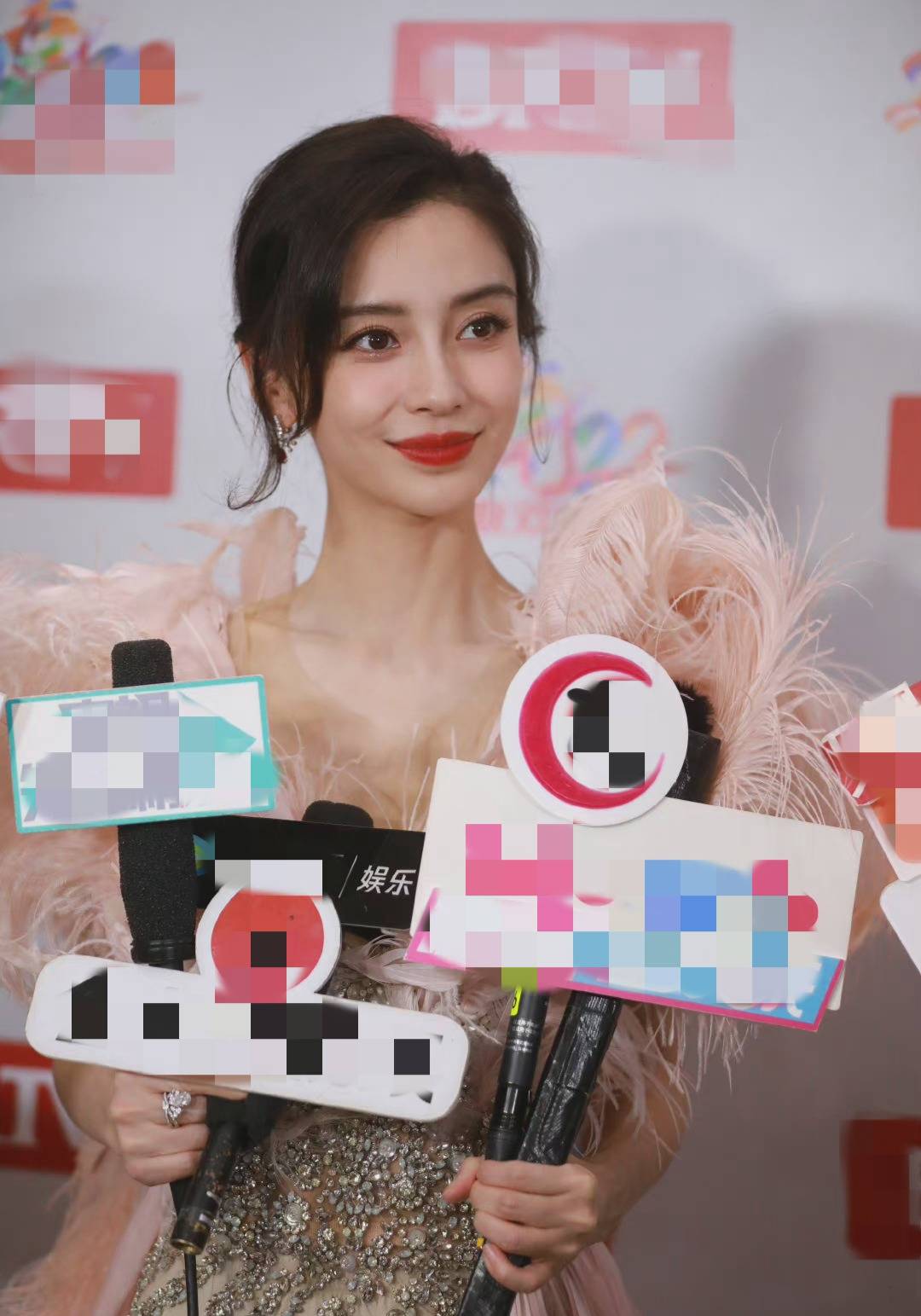 Chiếc nhẫn trên ngón tay của Angela Baby là tâm điểm chú ý của truyền thông và cư dân mạng.